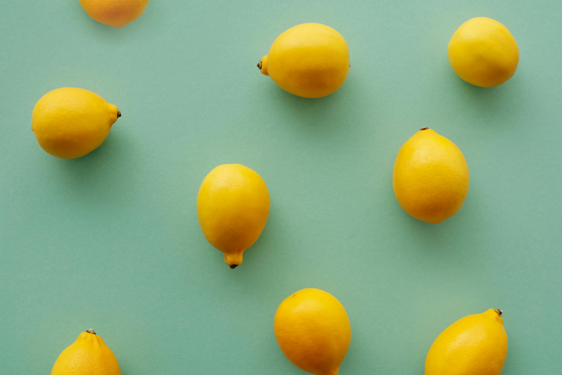 Un vibromasseur citron jaune entouré de bananes sur un fond jaune vif