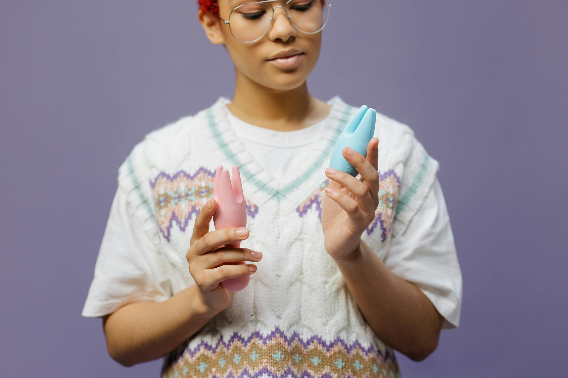 Femme tenant un vibromasseur citron bleu et rose et se posant des questions sur la sensation