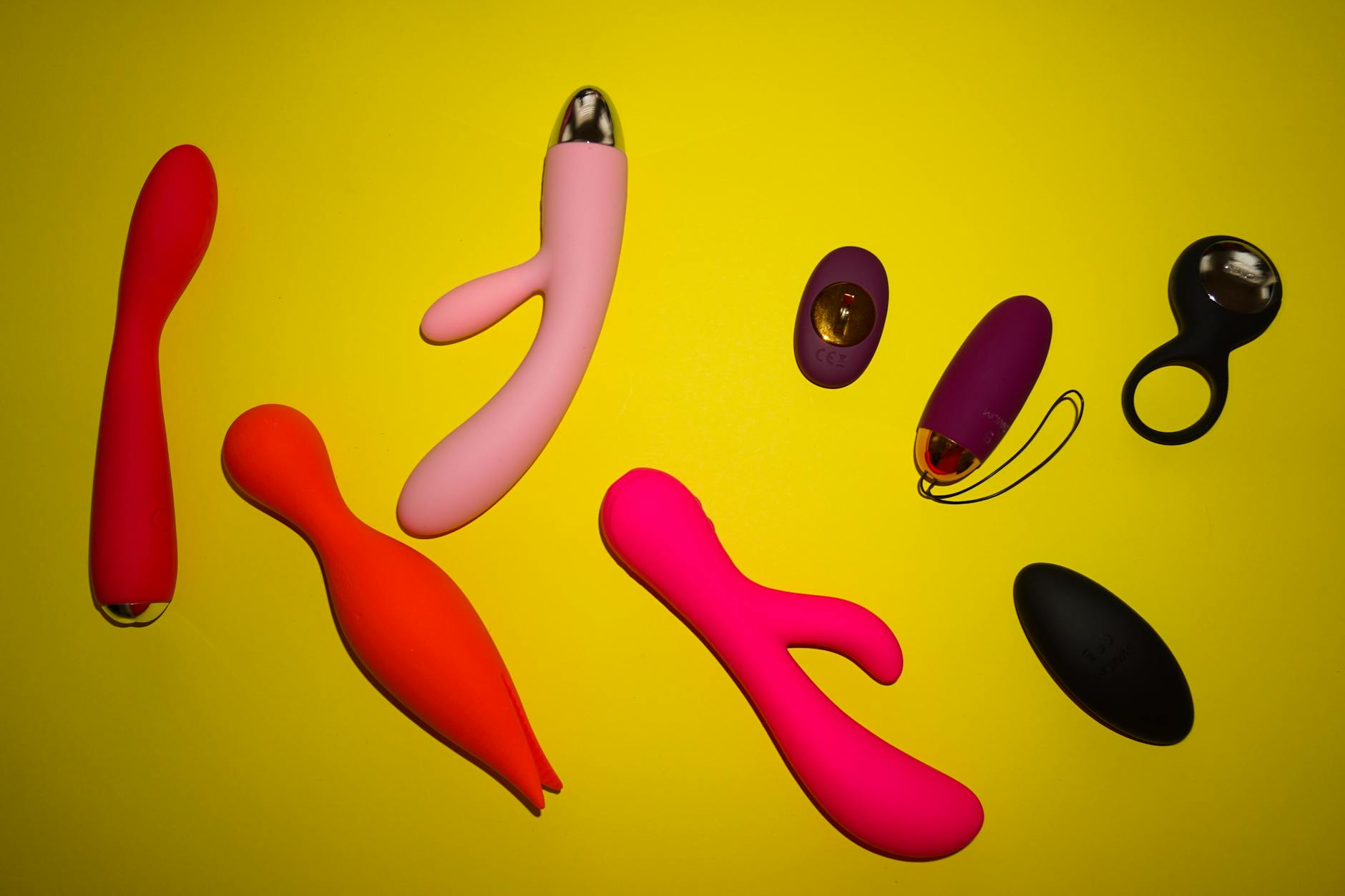 Collection de vibromasseurs modernes sur un plateau noir, symbole de diversité et de choix pour le bien-être
